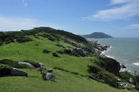 Trilha entre a Praia do Ouvidor e a Praia da Ferrugem, em Garopaba, litoral sul de Santa Catarina